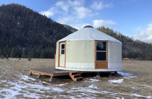 Drummond Cabina | Nice 1-bedroom off grid yurt no Wi-Fi yurt 22 miles up Rock creek.