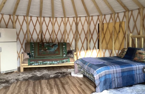 Drummond Cabina | Nice 1-bedroom off grid yurt no Wi-Fi yurt 22 miles up Rock creek.