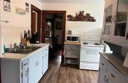 West Allis Apartamento | Nice 1 BR Apt, WIFI & Office, Near State Fair and Milwaukee Mile