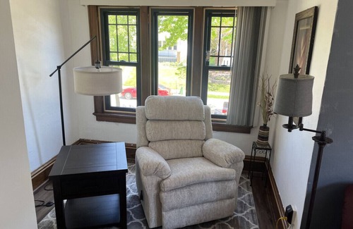 West Allis Apartamento | Nice 1 BR Apt, WIFI & Office, Near State Fair and Milwaukee Mile