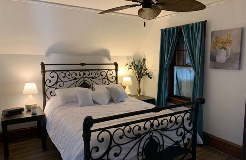 West Allis Apartamento | Nice 1 BR Apt, WIFI & Office, Near State Fair and Milwaukee Mile
