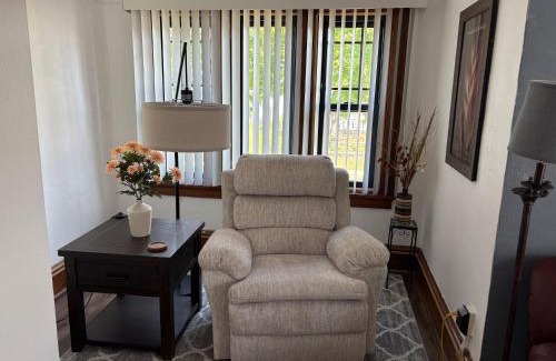 West Allis Apartamento | Nice 1 BR Apt, WIFI & Office, Near State Fair
