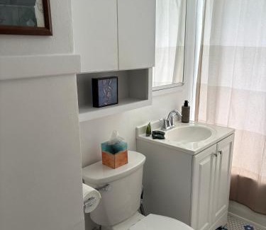 West Allis Apartamento | Nice 1 BR Apt, WIFI & Office, Near State Fair