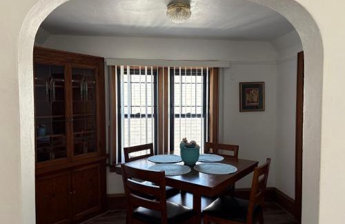 West Allis Apartamento | Nice 1 BR Apt, WIFI & Office, Near State Fair