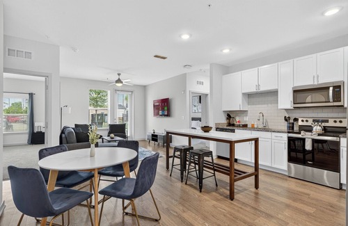 Arlington Apartamento | Nice 2 BR Apt/King Bed/Pool/Gym/Clse 2 Beach/Mayo
