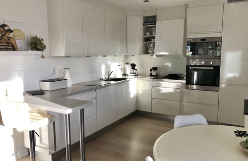 Godvik Apartamento | Bonito apartamento de 3 dormitorios con acceso por escalera y porche soleado.