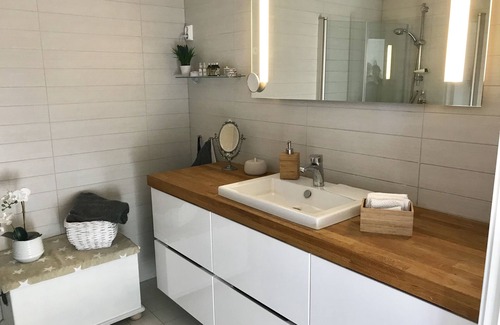 Godvik Apartamento | Bonito apartamento de 3 dormitorios con acceso por escalera y porche soleado.