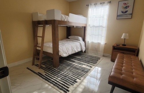 Raleigh Casa | Nice 3 bedroom home with easy access to the highway restaurants and attractions