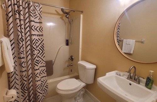 Raleigh Casa | Nice 3 bedroom home with easy access to the highway restaurants and attractions
