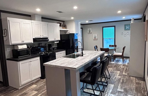 Livingston Casa | Nice 3-bedroom house with AC in Livingston. Come enjoy the relaxing cabin 301