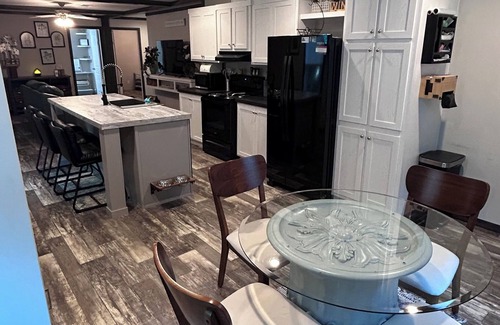 Livingston Casa | Nice 3-bedroom house with AC in Livingston. Come enjoy the relaxing cabin 301