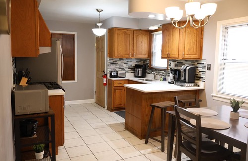 West Lawn Casa | Nice 3-bedroom house with AC in vibrant Chicago