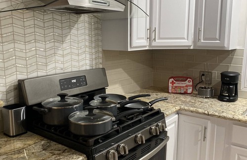 Woodland Hills Casa | Nice and cozy 2 bedrooms guest house with parking in premises