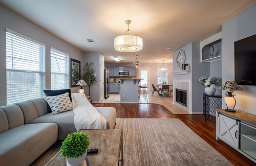 Barker Casa | Nice and cozy 3 bedroom house with office and pool table.