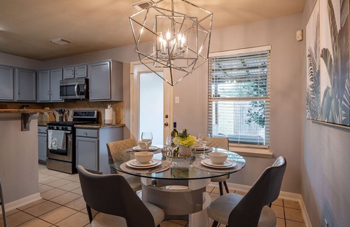 Barker Casa | Nice and cozy 3 bedroom house with office and pool table.