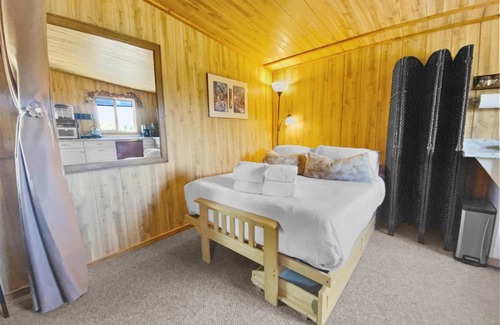Mammoth Creek Casa | Nice and Knotty Cabin