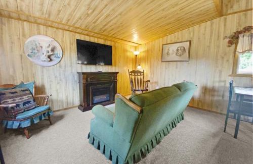 Mammoth Creek Casa | Nice and Knotty Cabin