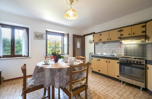 Rive D'Arcano Casa | Precioso apartamento en villa para 6 personas con TV, patio y aparcamiento
