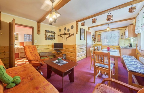 Starkov Villa | Acogedor apartamento en villa con WIFI, piscina, TV, patio, mascotas permitida y aparcamiento