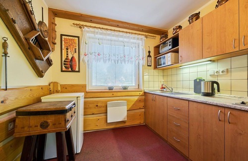 Starkov Villa | Acogedor apartamento en villa con WIFI, piscina, TV, patio, mascotas permitida y aparcamiento