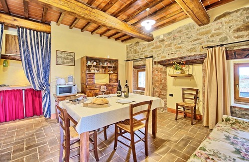 Castelnuovo Berardenga Apartamento | Hermoso apartamento con piscina, WIFI, mascotas permitida, vista panorámica y aparcamiento