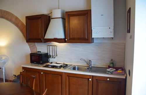 Quercegrossa Apartamento | Acogedor apartamento con A/C, WIFI, piscina, TV, mascotas permitida y aparcamiento, cerca de Siena