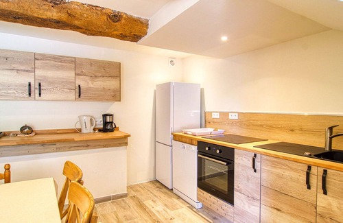 Besse-sur-Issole Casa | Acogedor apartamento en villa para 8 personas con piscina, WIFI, TV, terraza y aparcamiento
