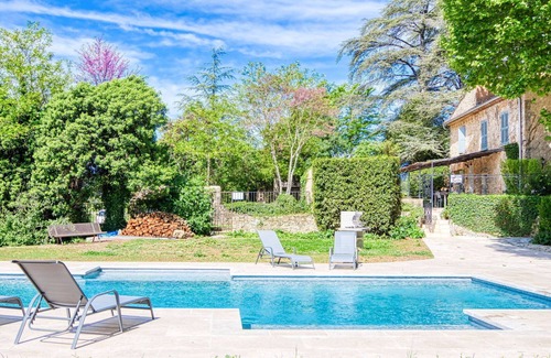 Besse-sur-Issole Casa | Acogedor apartamento en villa para 8 personas con piscina, WIFI, TV, terraza y aparcamiento