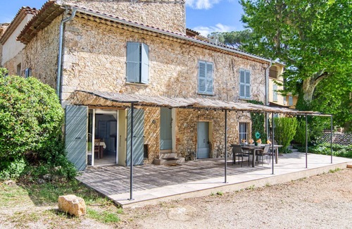 Besse-sur-Issole Casa | Acogedor apartamento en villa para 8 personas con piscina, WIFI, TV, terraza y aparcamiento