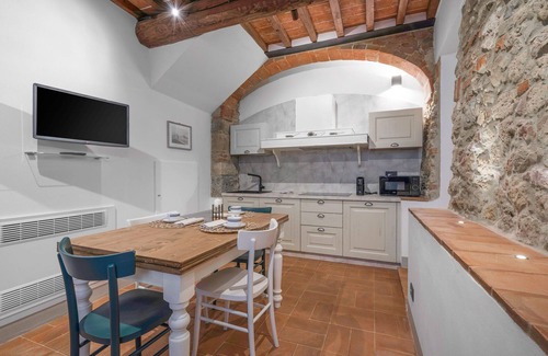 Monteriggioni Apartamento | Acogedor apartamento con piscina, WIFI, A/C, TV, mascotas permitida y aparcamiento, cerca de Siena