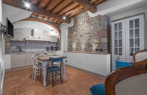 Monteriggioni Apartamento | Acogedor apartamento con piscina, WIFI, A/C, TV, mascotas permitida y aparcamiento, cerca de Siena