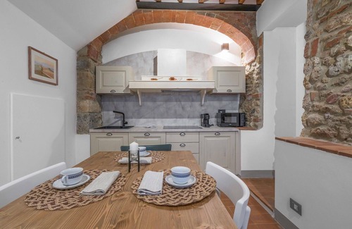 Monteriggioni Apartamento | Acogedor apartamento con piscina, WIFI, A/C, TV, mascotas permitida y aparcamiento, cerca de Siena
