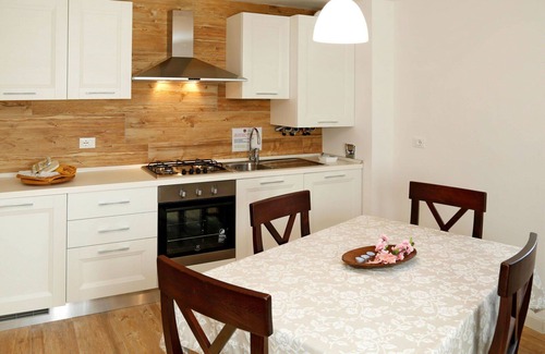 Raveo Apartamento | Hermoso apartamento para 3 personas con WIFI, TV, patio y aparcamiento