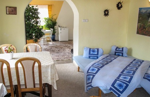 Vrchlabi Apartamento | Acogedor apartamento para 4 personas con WIFI, piscina privada, TV, terraza y aparcamiento