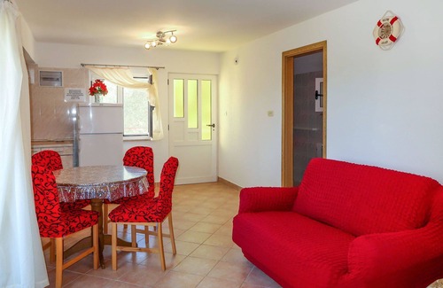 Vinisce Apartamento | Hermoso apartamento para 4 personas con WIFI, A/C, TV, balcón, mascotas permitida y aparcamiento