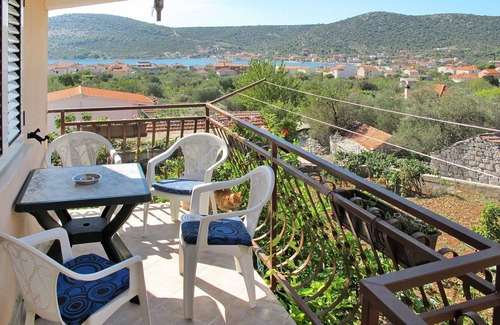 Vinisce Apartamento | Hermoso apartamento para 4 personas con WIFI, A/C, TV, balcón, mascotas permitida y aparcamiento