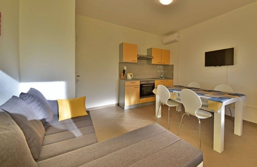 Sibinj Krmpotski Apartamento | Hermoso apartamento para 4 personas con A/C, WIFI, TV, terraza y aparcamiento