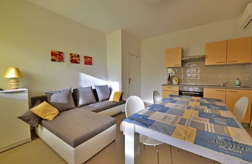 Sibinj Krmpotski Apartamento | Hermoso apartamento para 4 personas con A/C, WIFI, TV, terraza y aparcamiento