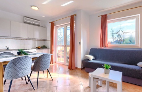 Presika Apartamento | Bonito apartamento para 5 personas con A/C, piscina, WIFI, TV, terraza y aparcamiento