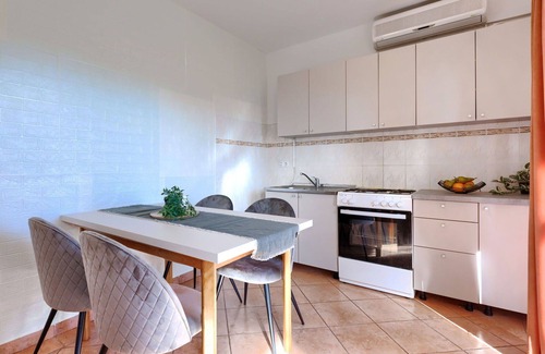Presika Apartamento | Bonito apartamento para 5 personas con A/C, piscina, WIFI, TV, terraza y aparcamiento