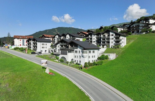 Falera Apartamento | Hermoso apartamento para 6 personas con piscina, WIFI, TV, balcón, vista panorámica y aparcamiento