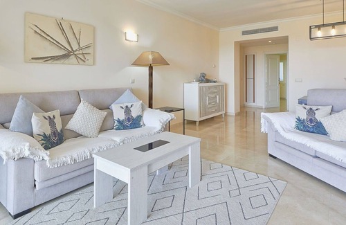 Benahavis Apartamento | Nice apartment for 6 guests with A/C, pool, WIFI, TV, terrace, pets allowed and parking