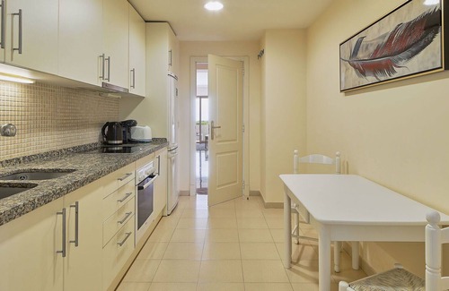 Benahavis Apartamento | Nice apartment for 6 guests with A/C, pool, WIFI, TV, terrace, pets allowed and parking