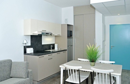 Jonzac Apartamento | Bonito apartamento para 6 personas con WIFI, A/C, TV, balcón, mascotas permitida y aparcamiento