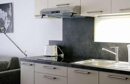 Jonzac Apartamento | Bonito apartamento para 6 personas con WIFI, A/C, TV, balcón, mascotas permitida y aparcamiento