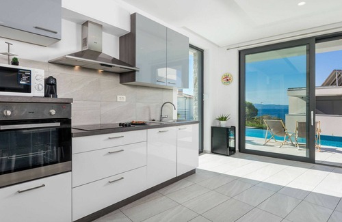 Zurkovo Apartamento | Precioso apartamento con piscina privada, A/C, WIFI, TV, terraza, mascotas permitida y aparcamiento