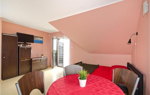 Darlowo Apartamento | Nice Apartment In Darlowo With Kitchen