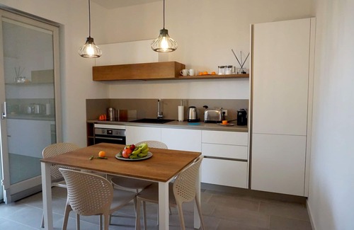 Laureto Villa | Hermoso apartamento en villa con jacuzzi, WIFI, A/C, TV, veranda, aparcamiento, cerca de Alberobello