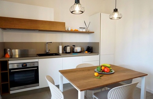 Laureto Villa | Hermoso apartamento en villa con jacuzzi, WIFI, A/C, TV, veranda, aparcamiento, cerca de Alberobello