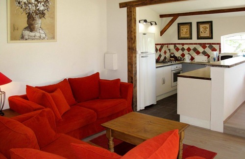 Sigonce Villa | Hermoso apartamento en villa con WIFI, piscina, TV, patio, mascotas permitida y aparcamiento